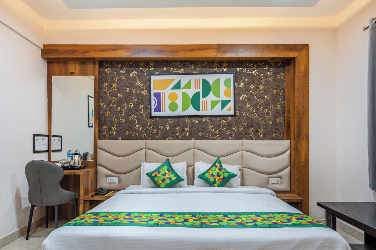 Una habitación de hotel con una cama, un escritorio y una silla.