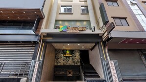Entrada de hotel com uma placa que diz "Treebo The Green Olive".