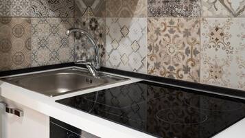 Geladeira, micro-ondas, fogão, cooktop