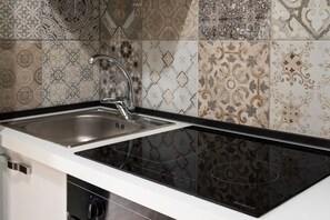 Fridge, microwave, oven, stovetop - Villa 'Il Giardino Dei Gelsi' with Private Terrace, Wi-Fi and Air Conditioning (Otranto)