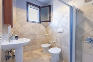 Regadera, secadora de cabello, toallas 