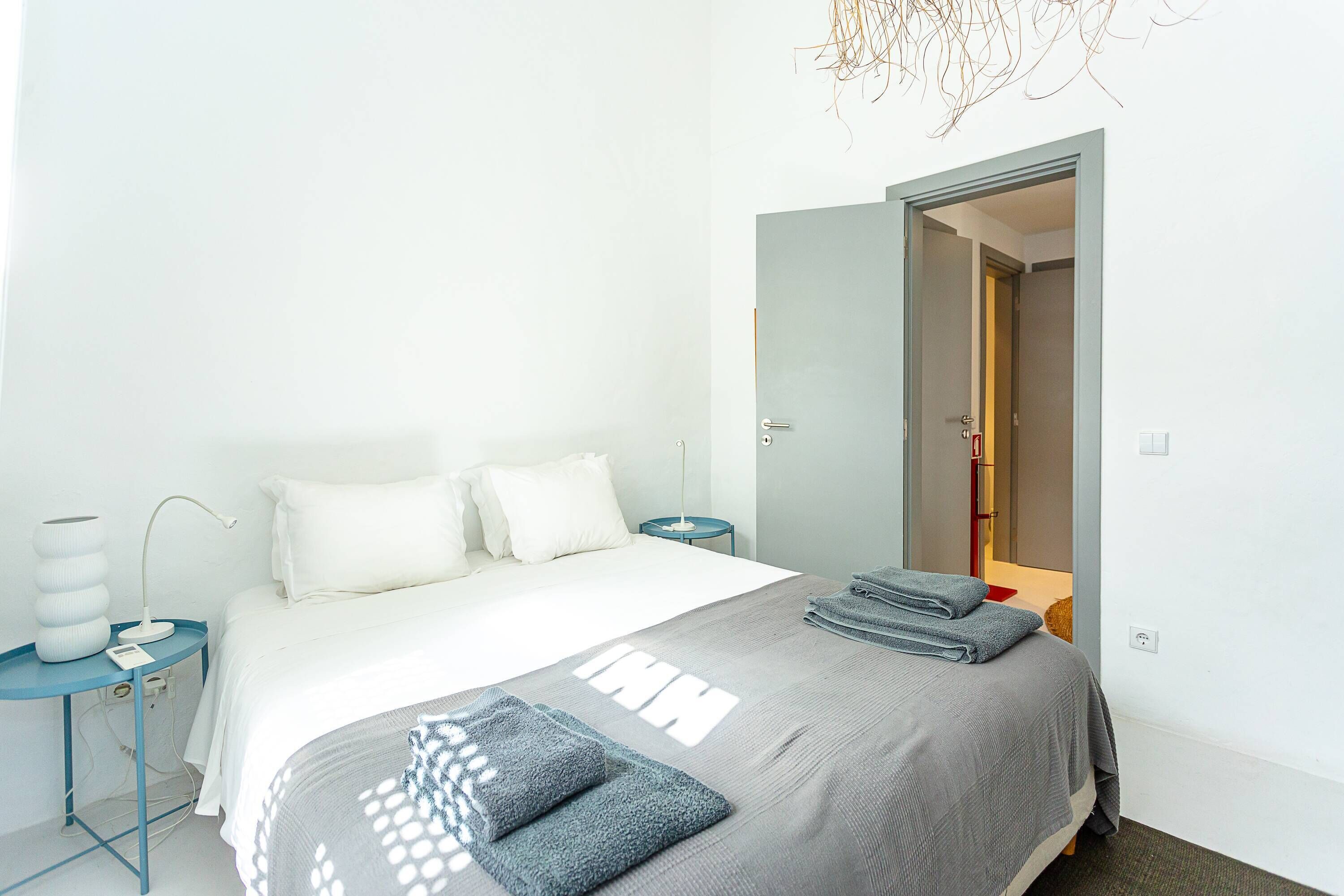 2 bedrooms, iron/ironing board, internet, bed sheets
