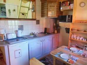 Fridge, microwave, oven, coffee/tea maker - Holiday Home 'Gite 33m2, Vue Sur Le Vercors' with Mountain View, Private Terrace and Wi-Fi (Vinay)