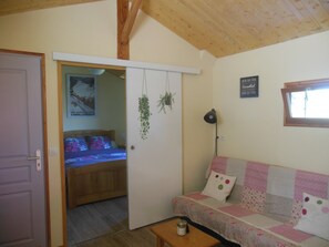 2 bedrooms, iron/ironing board, free WiFi, bed sheets - Holiday Home 'Gite 33m2, Vue Sur Le Vercors' with Mountain View, Private Terrace and Wi-Fi (Vinay)