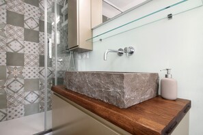 Dusche, Haartrockner, Handtücher