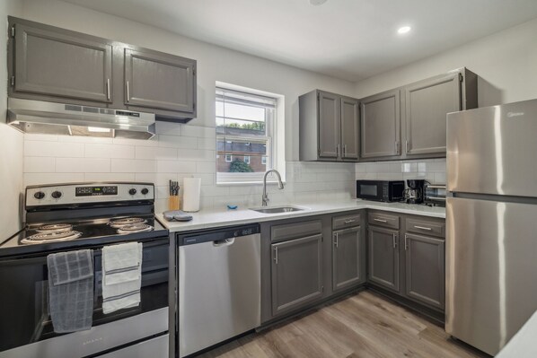 Fridge, oven, stovetop, dishwasher