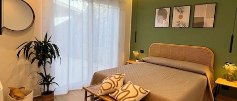 2 chambres, fer et planche à repasser, lit de bébé portatif