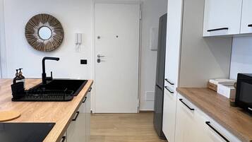 Frigorifero, microonde, forno, piano cottura