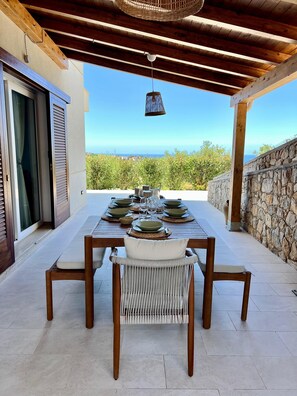 Outdoor dining - Villa with sea view (Trabia)
