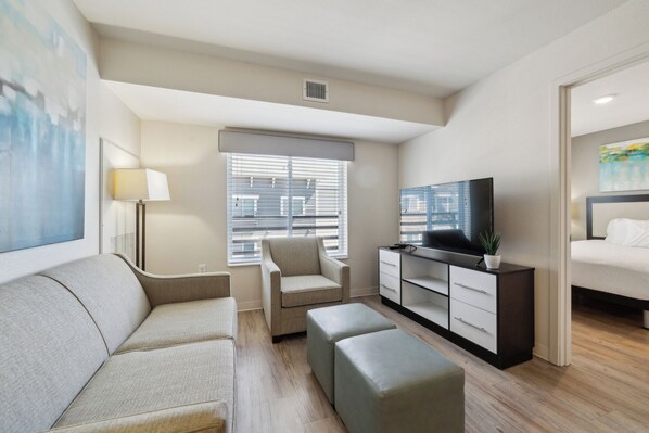 Smart TV, offices - Pool I Parking I Gym I Properties by Preston (San Antonio)