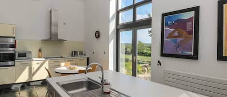 Lave-vaisselle, batterie de cuisine, vaisselle et ustensiles