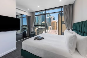 2 bedrooms, in-room safe, desk, iron/ironing board