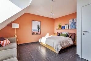 3 chambres, bureau, fer et planche à repasser, lit de bébé portatif