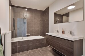 Haartrockner, Handtücher, Toilettenpapier