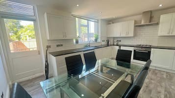 Hús | Einkaeldhús | Ísskápur, örbylgjuofn, bakarofn, eldavélarhellur