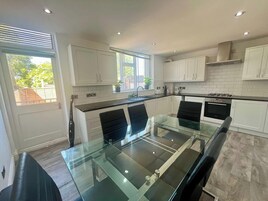 House | Private kitchen | Fridge, microwave, oven, stovetop