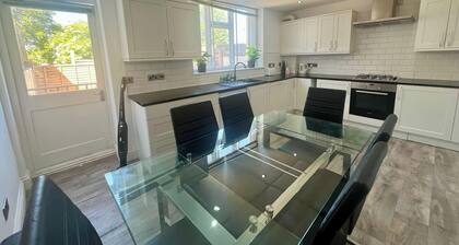 Spacious 4-bed House - Sleeps 11, Garden & Parking