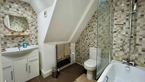 A modern bathroom with a glass-enclosed shower, a freestanding bathtub, and a toilet. - Spacious 4-bedroom House - Garden & Free Parking (Faversham)