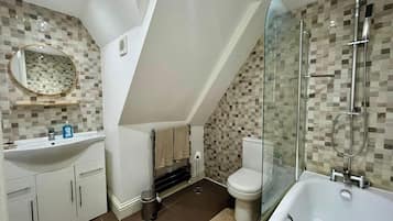 Hús | Baðherbergi | Baðker með sturtu, djúpt baðker, hárblásari, handklæði