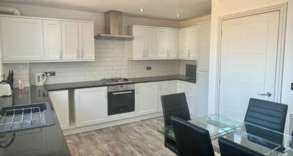 Spacious 4-bed House - Sleeps 11, Garden & Parking