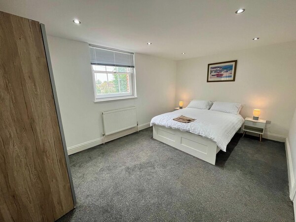 Spacious 4-bed House - Sleeps 11, Garden & Parking - Faversham