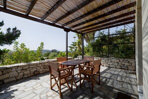Outdoor dining - Holiday Home 'Kythiris Studios - Bungalow 1' with Sea View, Wi-Fi and Air Conditioning (Kalamos)