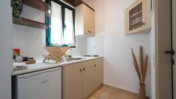 Fridge, stovetop, coffee/tea maker, cookware/dishes/utensils