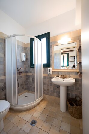 Dusj, hårføner og håndklær