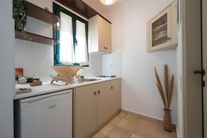 Réfrigérateur, plaque de cuisson, cafetière/bouilloire