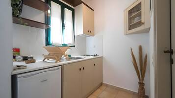 Frigorífic, placa de cuina i cafetera i tetera