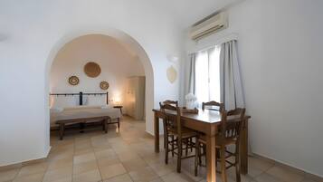 1 habitación, tabla de planchar con plancha, wifi gratis y ropa de cama