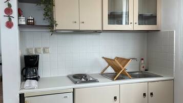 Refrigerador, placa de cocina, cafetera/tetera, utensilios de cocina