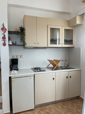 Fridge, stovetop, coffee/tea maker, cookware/dishes/utensils