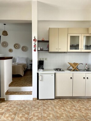 Kjøleskap, kokeplater, kaffetrakter/tekoker og kjøkkenutstyr