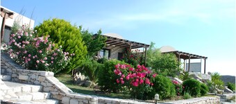 Casa de vacaciones 'Kythiris Studios - Bungalow 3' con vistas al mar, Wi-Fi y aire acondicionado.