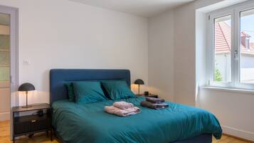 4 bedrooms, iron/ironing board, free WiFi, bed sheets