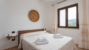 2 slaapkamers, een strijkplank/strijkijzer, gratis wifi, beddengoed