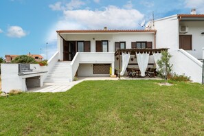 Exterior - Holiday Home 'Santa Caterina' with Mountain View, Wi-Fi and Air Conditioning (Santa Caterina di Pittinuri)