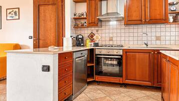 Kühlschrank, Ofen, Herdplatte, Geschirrspüler