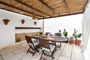 Outdoor dining - Holiday Home 'Santa Caterina' with Mountain View, Wi-Fi and Air Conditioning (Santa Caterina di Pittinuri)