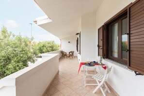 Outdoor dining - Holiday Home 'Santa Caterina' with Mountain View, Wi-Fi and Air Conditioning (Santa Caterina di Pittinuri)