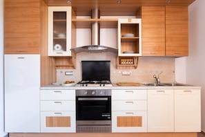 Kühlschrank, Ofen, Herdplatte, Wasserkocher mit Kaffee-/Teezubehör