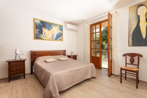 5 bedrooms, iron/ironing board, free WiFi, bed sheets