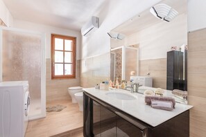 Shower, hair dryer, towels