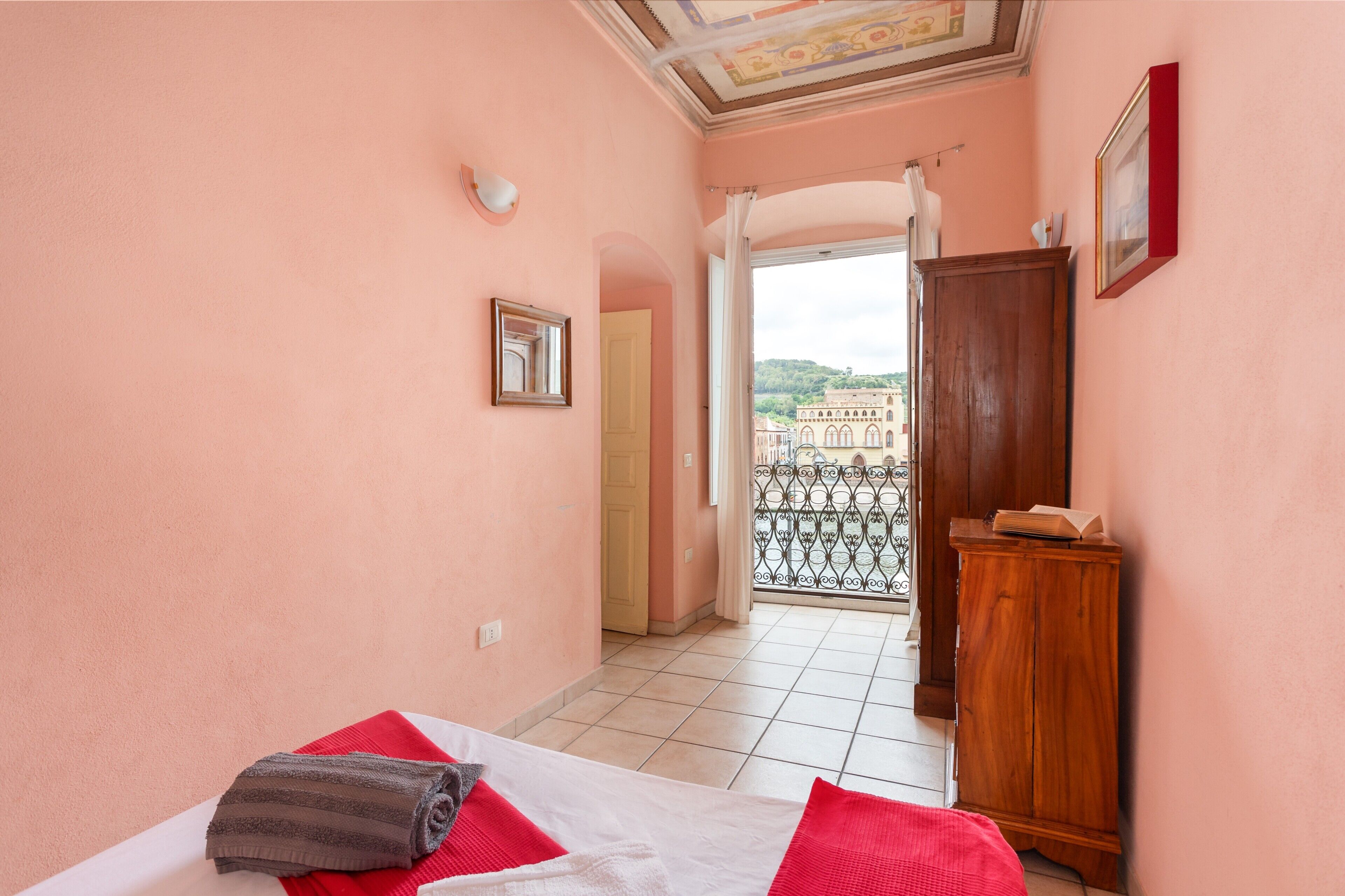 1 habitación, tabla de planchar con plancha, wifi gratis y ropa de cama 