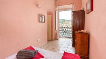 1 habitación, tabla de planchar con plancha, wifi gratis y ropa de cama