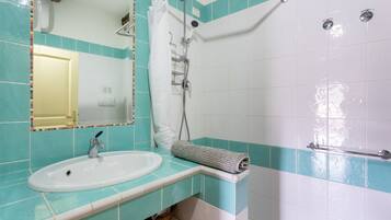 Regadera, secadora de cabello, toallas