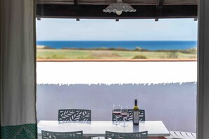 Outdoor dining - Holiday Home 'Love Sant'elmo' with Sea View, Wi-Fi and Air Conditioning (Castiadas)