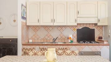 KylskÄp, mikrovÄgsugn, ugn och spishÀll