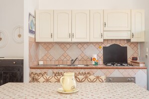 Køleskab, mikrobølgeovn, ovn, kogeplade